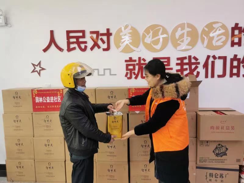 常州市金坛区人大网-区人大代表潘小平赴东城街道开展春节走访慰问