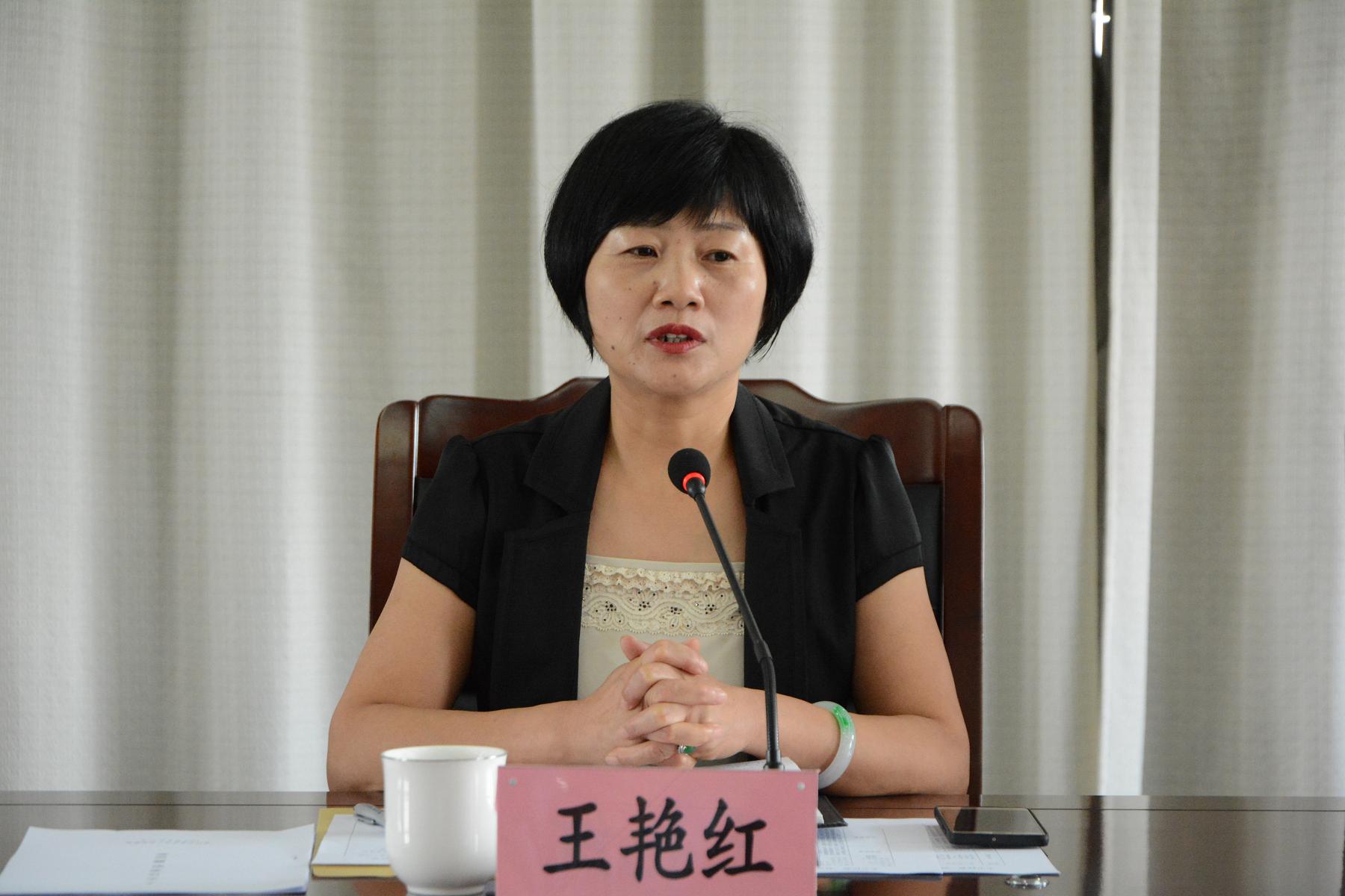 区人大常委会副主任王艳红强调,要注重评议前期的代表培训,强化评议