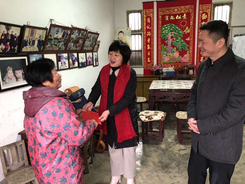 常州市金坛区人大网-区人大常委会副主任王艳红走访慰问直溪镇知名
